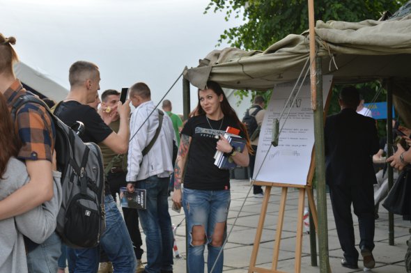 Подружжя Ганна та Олег прийшли на фестиваль, щоб придбати собі книжки, написані ветеранами. 