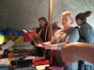 Ирина Геращенко выбирает себе новую книгу