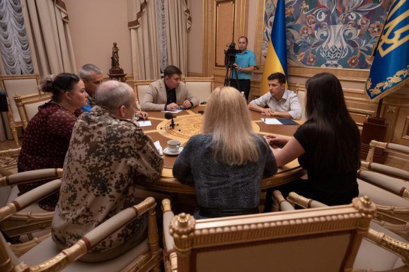 Президент Владимир Зеленский встретился с активистами, сообщает сайт главы государства.