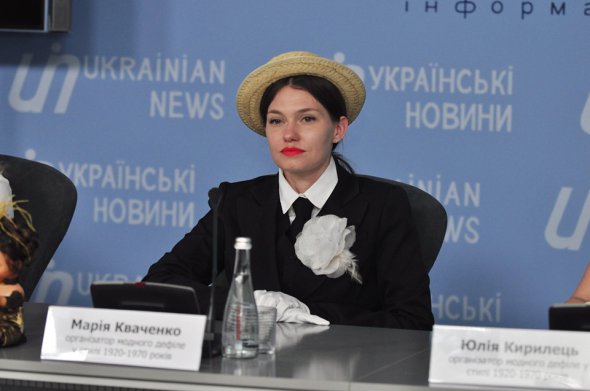 Дизайнер Мария Кваченко оделась в стиле "гарсон", который был популярен после Второй Мировой. Такие шляпы сейчас снова в моде, говорит дизайнер.