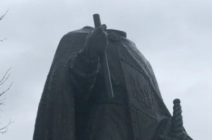 У Канаді вандали відтяли голову і хрест з пам’ятника князю Володимиру. Фото: СВС