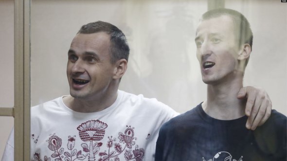 На суді він та Олег Сенцов співали гімн України. За патріотизм Олега засудили на 20 років ув'язнення, а Кольченка на 10