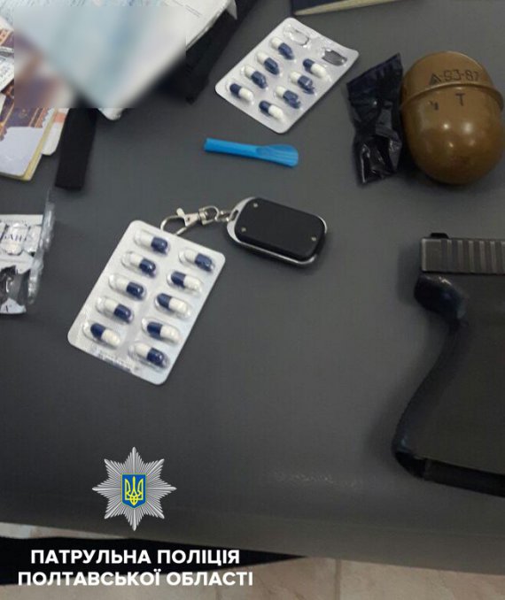 В Полтаве задержали иностранца с пистолетом, гранатой и запрещенными психотропными таблетками