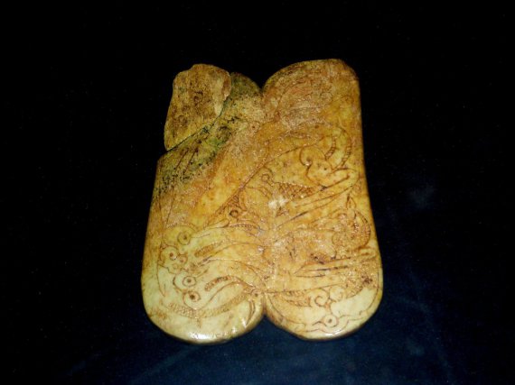 Прикрасу з кістки, декоровану скіфським звіриним стилем, показали на виставці Більських знахідок