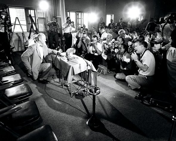 Представник Школи авіаційної медицини військово-морських сил США Дональд Штулкен представляє мавп Авель і Бейкер на прес-конференції в офісі NASA 30 травня 1959 року