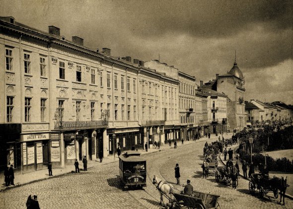Вагон львівського кінного трамвая №22 їде вулицею Карла Людвіґа – тепер проспект Свободи, початок 1890-х. Праворуч вишикувалися конкуренти-візники. Як і в усій Австро-Угорській імперії, в місті тоді діяв лівосторонній рух