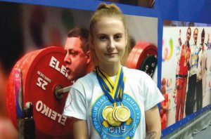 Дарія Бражник із Сем'янівки Карлівського району стала чемпіонкою Європи з пауерліфтингу. Займається п’ять років
