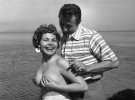 Напівоголену Симону Сільву вигнали з фестивалю.  У 1954 році молода актриса Симона Сільва вперше з'явилася на Каннському фестивалі і навіть отримала титул «Міс фестиваль". Щоб привернути до себе ще більше уваги вона, позуючи на березі острова Сент-Маргеріт разом з актором Робертом Мітчемом, зняла верх своєї і без того  прозорої сукні. Фотографи так швидко побігли до актриси, щоб зробити унікальні кадри, що один з них зламав ногу, а інший руку. Наступного дня організатори попросили Симону покинути фестиваль. Втім, про свій вчинок Сільва не шкодувала. «Поки секс забезпечує успіх у прокаті, а я зберігаю хорошу фігуру, я хочу бути найсексуальнішою штучкою в світі », - заявила актриса після інциденту.