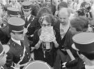 Фотографы против Изабель Аджани. В 1983-м году конфуз случился с актрисой Изабель Аджани, которая привезла в Канны фильм «Убийственное лето». Аджани на тот момент была на пике популярности, и объявила, что не будет позировать перед фотографами бесплатно и заключила с несколькими из них эксклюзивные права на съемку. Для всех остальных Изабель припасла сумочку, с помощью которой прикрывала свое лицо. Но журналисты расценили поступок звезды как высшую степень неуважения к ним и объявили Аджани настоящий бойкот. 