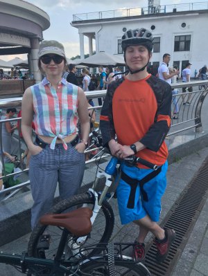 Велосипедисти Василь та Катерина не змогли потрапити на новий міст
