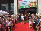 На Фестивале мороженого для детей проводили призовые конкурсы