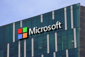 Выполняя решение правительства США, компания Microsoft прекращает сотрудничество с китайской компанией Хуавей. Фото: Фокус.ua