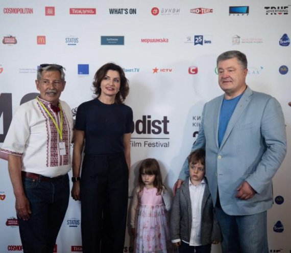 Экс-президент Петр Порошенко в джинсах и футболке под пиджак в День Киева гулял с женой Мариной и внуками, Петей и Лизой.
