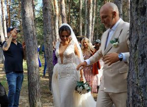Співаки Олексій Потапенко та Анастасія Каменських відгуляли весілля у ресторані італійської кухні ”Фабіус” під Києвом. Запросили понад 100 гостей