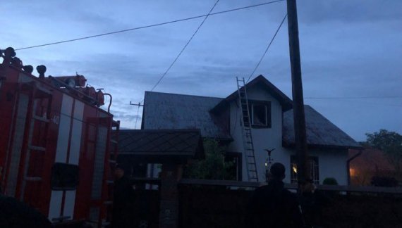 У Коломиї   в палаючому будинку  знайшли тіла адвоката  Михайла Петріва та його дружини. Фото - versii.if.ua