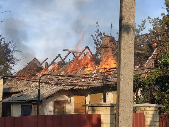 Террористы не давали пожарным тушить дом, постоянно обстреливая место пожара