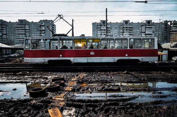 Трамвайна зупинка в російському Омську. В ньому живуть 1 164 800 людей. Це друге за кількістю жителів місто в Сибіру і восьме в Російській Федерації