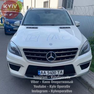 В Киеве неизвестные оставили оскорбительную надпись на припаркованном задним колесом на газоне элитном авто