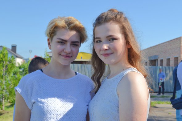 Справа - Соня, зліва - її однокласниця, учениці Розсошенської гімназії