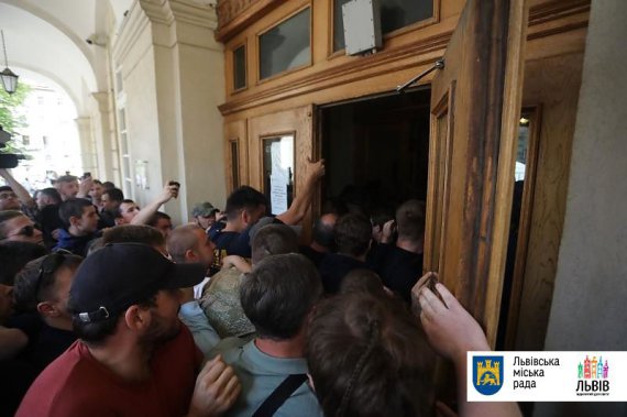 У Львові активісти виламали двері до міськради 