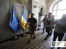 Во Львове активисты выломали двери в горсовет