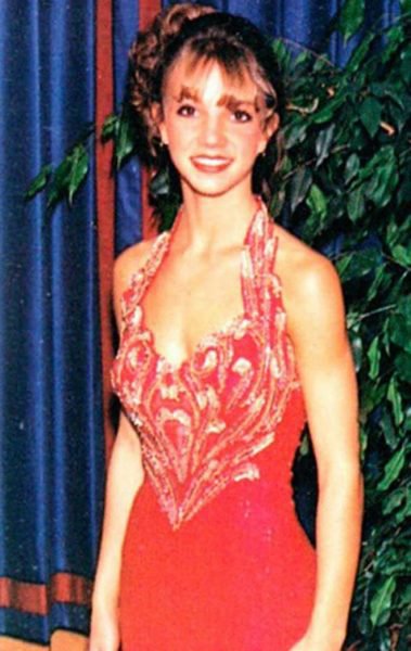 Бритни Спирс пришла на выпускной в элегантном платье