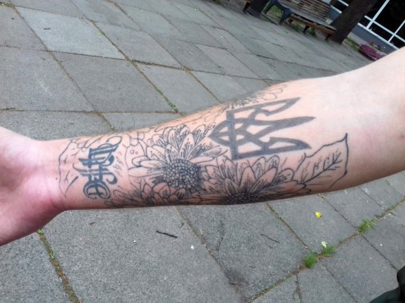 Крейг Лэнг набил на правой руке татуировку с украинским трезубцем