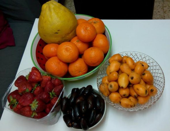 Всі фрукти та овочі - свіжі, урожай збирають тричі на рік