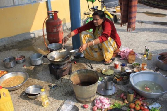 Местные женщины готовят одновременно несколько блюд и много времени уделяют домашним делам