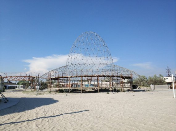 З 2014-го рокі пляж руйнується від вітру та вандалів