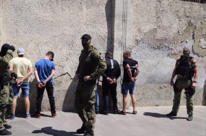 Працівники служби безпеки контролюють в’язнів, причетних до заколоту в Південній виправній колонії №51 в Одесі. Під час бунту травми отримали 15 людей