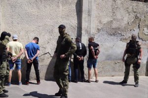 Працівники служби безпеки контролюють в’язнів, причетних до заколоту в Південній виправній колонії №51 в Одесі. Під час бунту травми отримали 15 людей