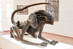 Швейцарський художник Ганс Ґіґер створив образ інопланетянина у фільмі ”Чужий” 1979 року. Скульптуру монстра показують на першій в Україні виставці творчості митця