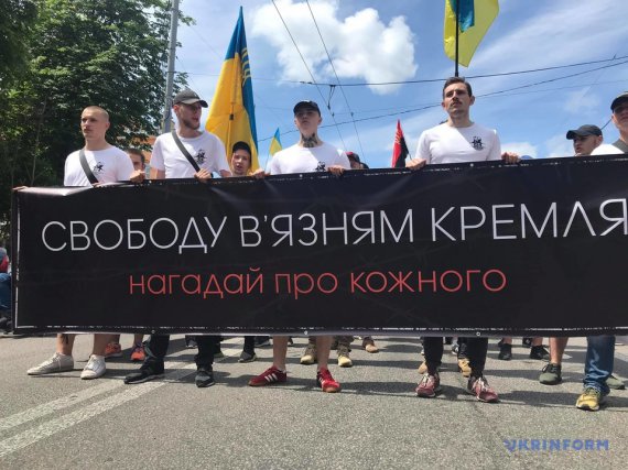 В Києві провели марш за сприяння визволенню політв'язнів. Вимагали в Червоного хреста залучитися до спільних зусиль повернути ув'язнених українців.