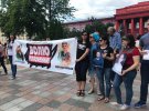 Люди тримали плакати з портретами та фаміліями тих, кого незаконно ув'язнила злочинна російська влада