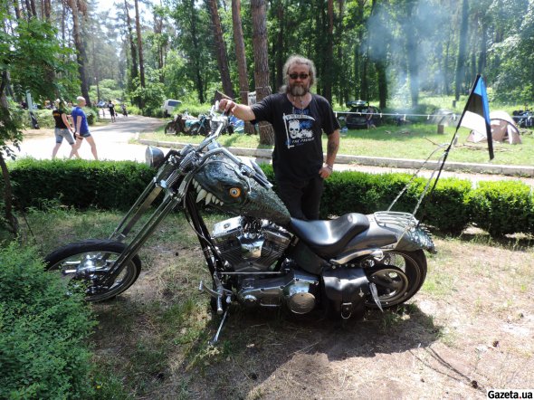 Естонець Ерге Евестіш прикрасив свій мотоцикл драконом з легенд