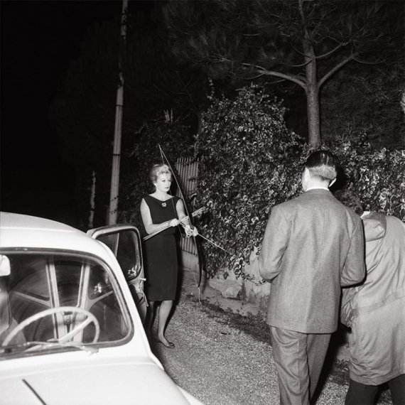 Звездный снимок одного из первых папарацци Феличе Квинто, где актриса Анита Экберг угрожает фотографу луком и стрелами. Так звезда фильма Федерико Феллини «Сладкая жизнь» (La Dolce Vita) защищала свою приватность. 20 октября 1960 года.