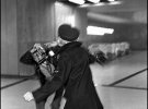 Марлен Дитрих отлупила фотографа. Тот попытался сфотографировать звезду в аэропорту в Париже, но все силы ему пришлось бросить на защиту себя от разъяренной женщины. Зато другому папарацци повезло больше.
