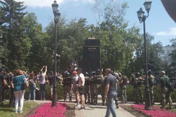 Продержался шесть лет: в Харькове активисты свалили памятник советскому полководцу Георгию Жукову.