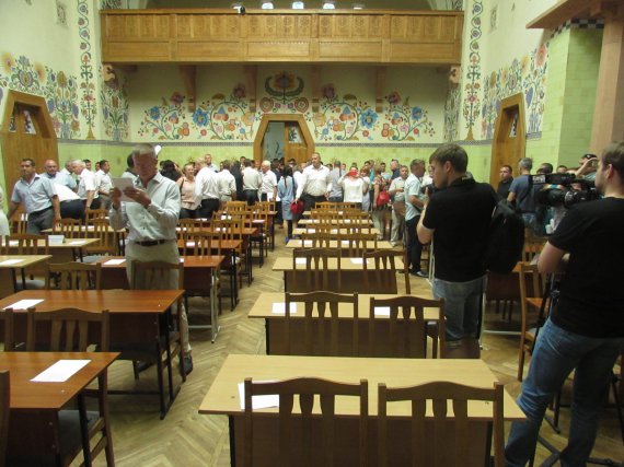 Хотіли зняти голову обласної ради, але не прийшли на засідання