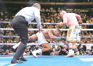 Британський боксер Ентоні Джошуа чотири рази опинявся у нокдауні після ударів американця мексиканського походження Енді Руїза 