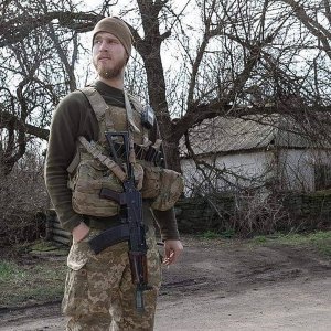 В українській армії є багато вмотивованих бійців, але недостатньо розвинене технічне забезпечення, вважає колишній американський військовий Крейг Лaнг