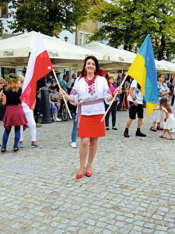 Уляна ВОРОБЕЦЬ, 35 років, журналістка, правозахисниця, експертка у сфері прав іноземців і польсько-української інтеграції. Народилася 1 березня 1984-го в селищі Куликів Жовківського району на Львівщині. Мати – бухгалтерка за фахом, працює кухарем. Батько – сантехнік. Закінчила факультет журналістики Львівського університету імені Івана Франка. Працювала перекладачем на конференціях для польських фармацевтичних компаній. У жовтні 2015-го виїхала до Варшави на заробітки. Працювала нянею, кухарем. У Поліцеальній школі Варшави здобула фах помічника юриста. Живе у місті Бельсько-Бяла Сілезького воєводства. Адмініструє сайт PracaDlaUkrainy.pl – віртуальний центр зайнятості. Працює в компанії, що проводить навчальні курси для державних і приватних фірм. Як волонтер допомагає українцям у Польщі. Торік потрапила до 12 номінантів премії Gazeta Wyborcza ”Людина року” в категорії ”Громадянське суспільство”. Розлучена. Виховує дітей – 14-річну ­Тетяну, Олексія, 13 років, 11-річну Христину та Софію, 9 років. Пише й виконує пісні польською та українською мовами