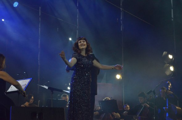 Американська співачка Лаура Елсі Дікінсон співає головну пісню мультфільму "Крижане серце" від Дісней. Фото: Ірина Кальченко. 