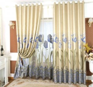 Модні штори в стилі провансу — тканина у квіти. Їх купують для спальні, вітальні та кухні