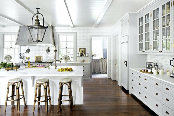 Кухни в белом цвете выглядят ярко и современно.