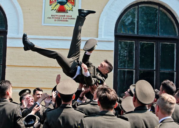 Ліцеїсти-випускники святкують Останній дзвоник у Київському військовому ліцеї імені Івана Богуна 31 травня