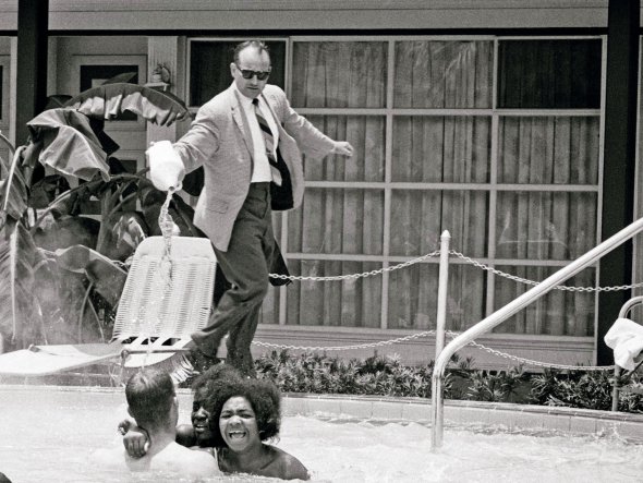 – Я чищу басейн, – власник готелю Monson Motor Lodge у Сейнт-Огастін в американському штаті Флорида 36-річний Джеймс Брок починає лити соляну кислоту в басейн 16 червня 1964-го. Там перебувають дві жінки та чоловік, які протестують проти заборони чорношкірим купатися в басейні. У США дотримуються расової сегрегації – розділяють заклади залежно від кольору шкіри клієнтів. Афроамериканців не пускають у громадський транспорт, готелі та бібліотеки "для білих". Це породжує рух за зрівняння прав. Його представники й улаштували протест у басейні. Кислота не завдала шкоди. Їх арештували за непокору поліції. Наступного дня відпустили