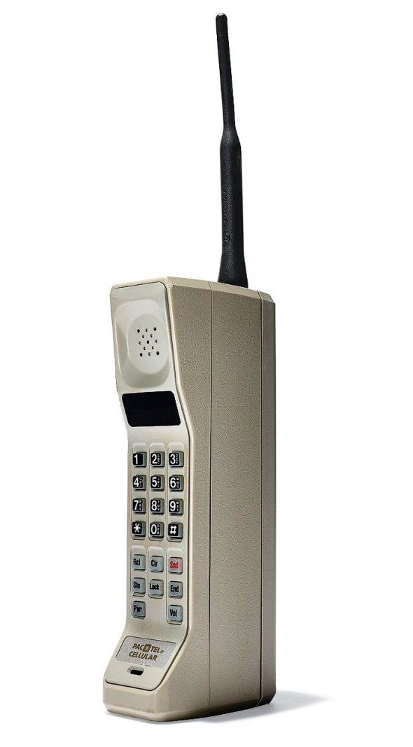 800 грамів важив перший мобільний телефон DYNATAC 8000X виробництва компанії Motorola. Його почали продавати 13 червня 1984-го. Був завдовжки 33 см. Акумулятор необхідно було заряджати 10 год. Цього вистачало на 30 хв. Коштував 95. За ці гроші можна було купити авто