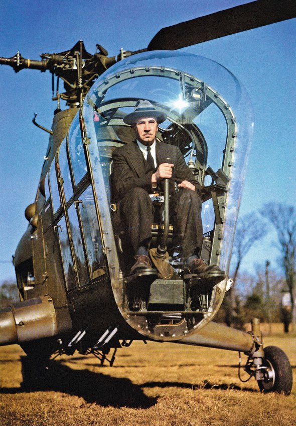 Сікорський піднімає в повітря гелікоптер H-5, 1945 рік. Такі машини використовували американські військові під час війни в Кореї (1950–1953). Розрахований на перевезення трьох пасажирів або до 300 кілограмів вантажів